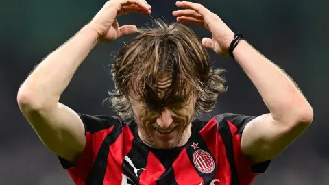 Modrić u dresu AC Milana drži se za glavu