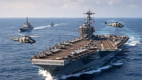 Američki nosač aviona s borbenim zrakoplovima i helikopterima na otvorenom moru.