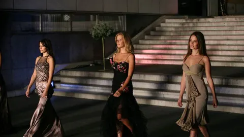 Emilija Bunjac i druge manekenke nose elegantne haljine na modnoj reviji na otvorenom.