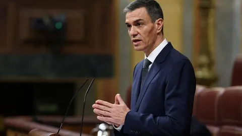 Pedro Sanchez govori za govornicom u španjolskom parlamentu
