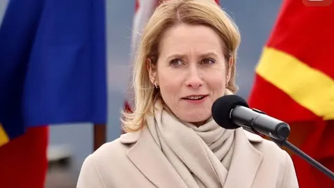 Kaja Kallas govori za mikrofonom ispred zastava Europske unije.