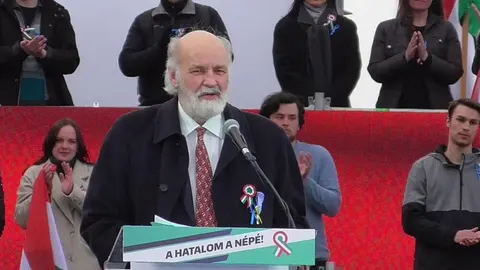 Gabor Ivanji govori za govornicom na javnom skupu ispred pristaša.