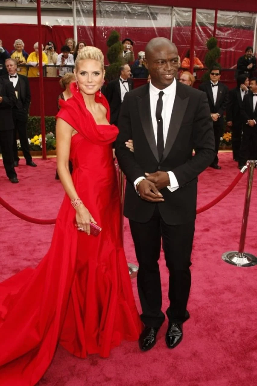 Heidi Klum u crvenoj haljini i Seal u crnom odijelu na crvenom tepihu