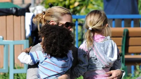 Heidi Klum u parku grli dvoje male djece s leđa