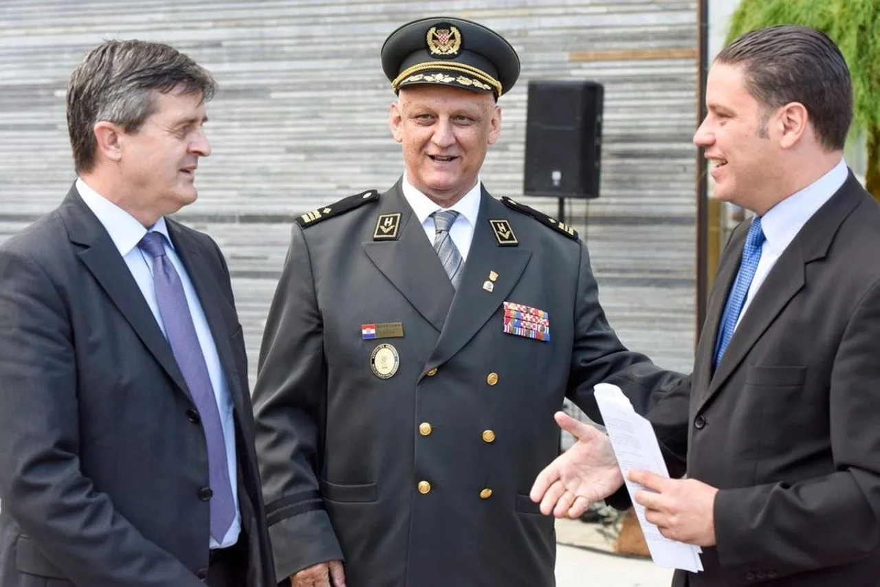 General Ljubo Ćesić Rojs u svečanoj vojnoj odori razgovara s dvojicom muškaraca