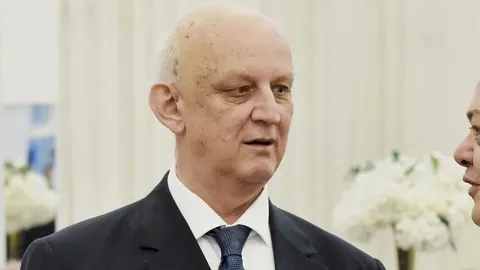 Portret Ljube Ćesića Rojsa u tamnom odijelu s kravatom