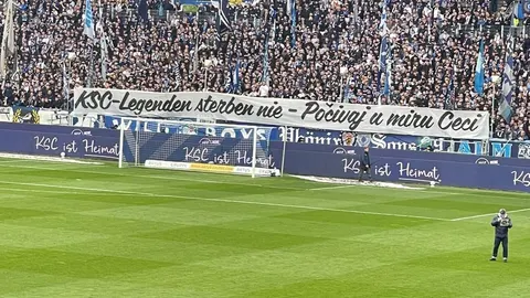 Navijački transparent s porukom sućuti za Srećka Bogdana na stadionu u Karlsruheu.