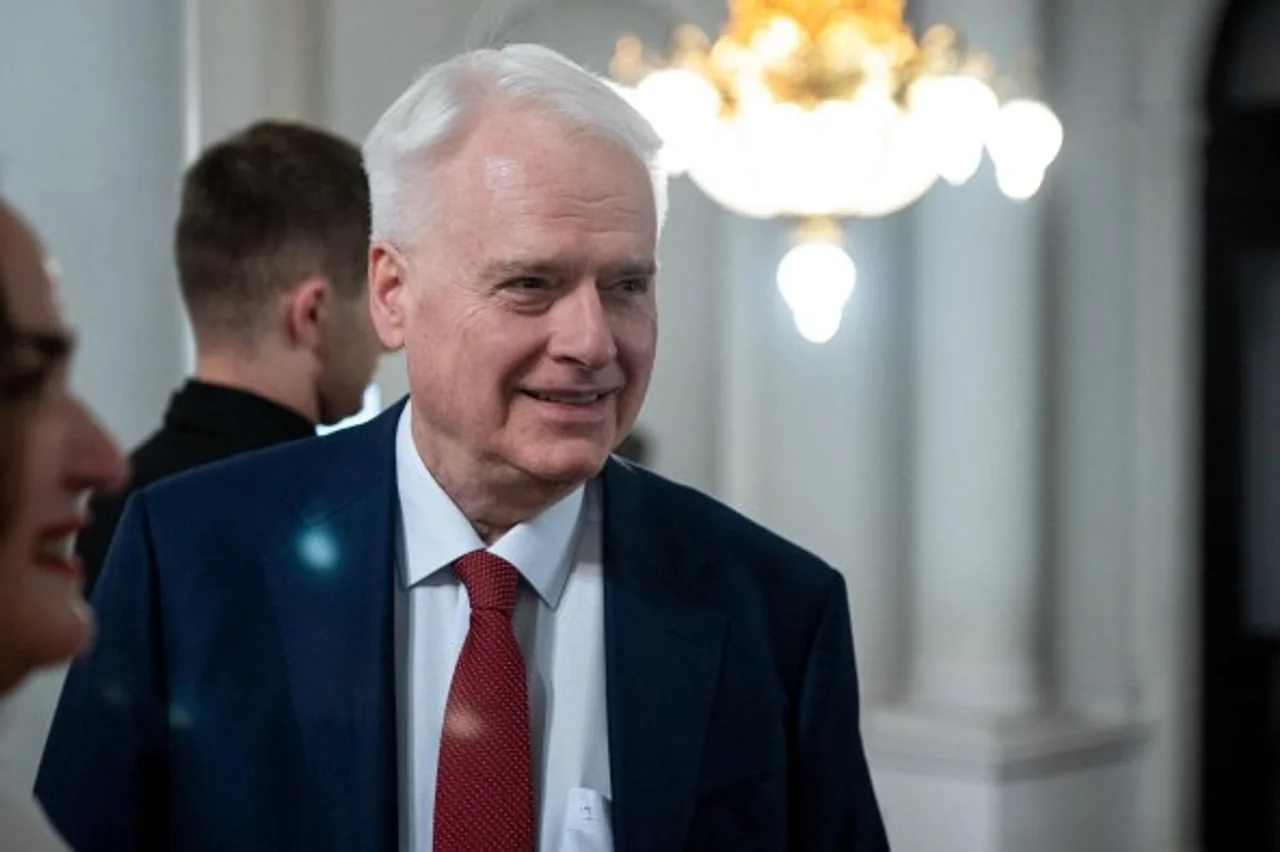 Ivo Josipović izbliza u tamnom odijelu bez prepoznatljivih naočala