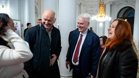 Ivo Josipović u razgovoru s kolegama u predvorju Hrvatskog narodnog kazališta