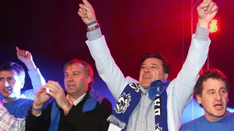 Zdravko Mamić podignutih ruku slavi s Dinamovim šalom oko vrata.