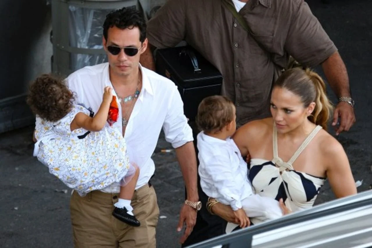 Marc Anthony i Jennifer Lopez u šetnji noseći svoju djecu, blizance.