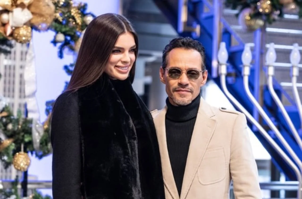 Marc Anthony stoji pored svoje nove partnerice Nadie Ferreire.