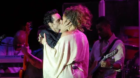 Jennifer Lopez i Marc Anthony ljube se na pozornici tijekom nastupa.