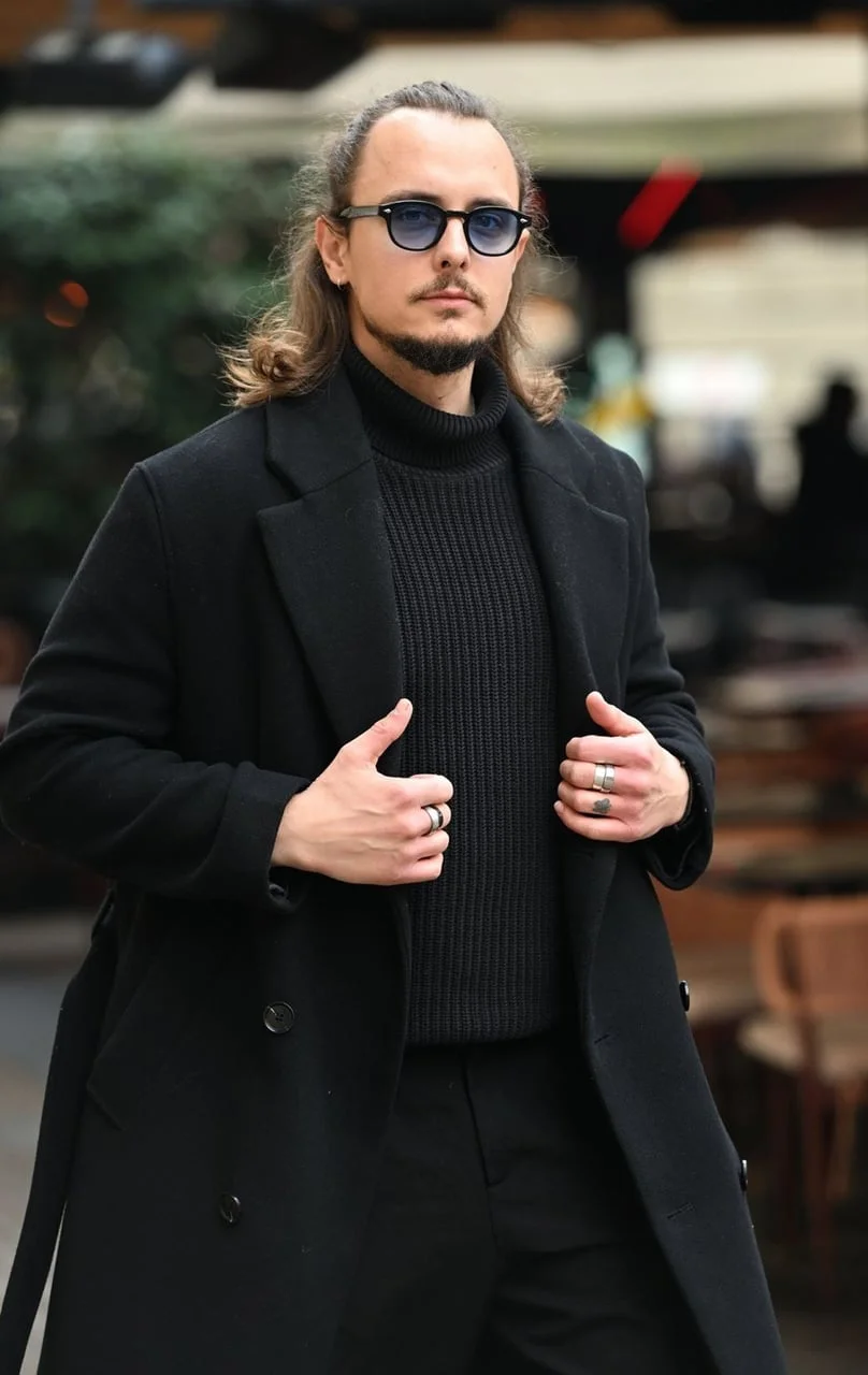 Marko Kutlić s dugom kosom, bradom i sunčanim naočalama u crnom kaputu