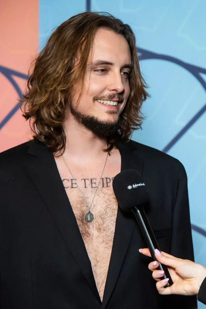 Nasmijani Marko Kutlić s bradom tijekom davanja intervjua