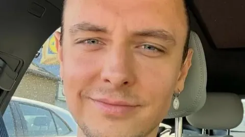 Marko Kutlić izbliza bez brade u automobilu