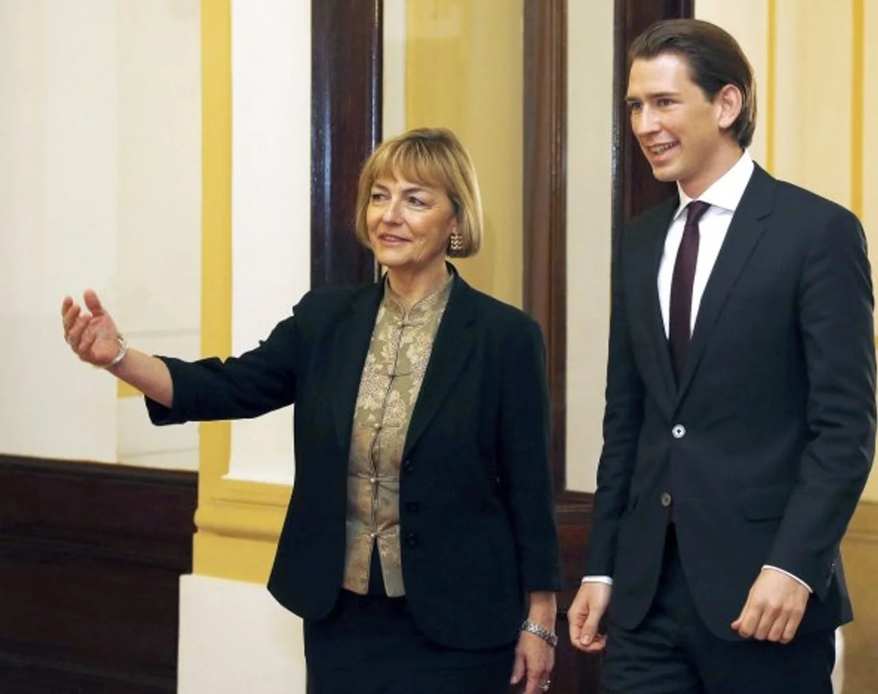 Vesna Pusić i Sebastian Kurz hodaju hodnikom i razgovaraju tijekom državnog posjeta.