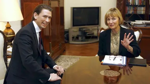 Sebastian Kurz i Vesna Pusić sjede za radnim stolom tijekom službenog sastanka u uredu.