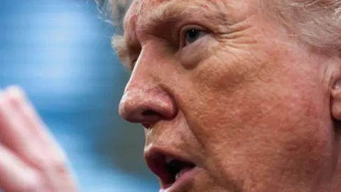 Krupni plan lica Donalda Trumpa dok govori