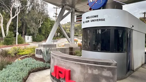 Ulaz u NASA-in Jet Propulsion Laboratory s istaknutim logotipom JPL i porukom dobrodošlice.