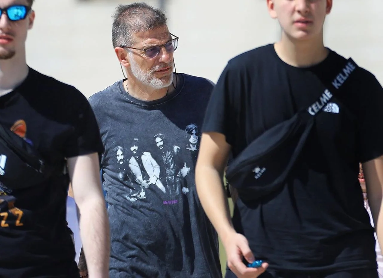 Slaven Bilić u tamnoj majici kratkih rukava s grafičkim tiskom hoda ulicom.