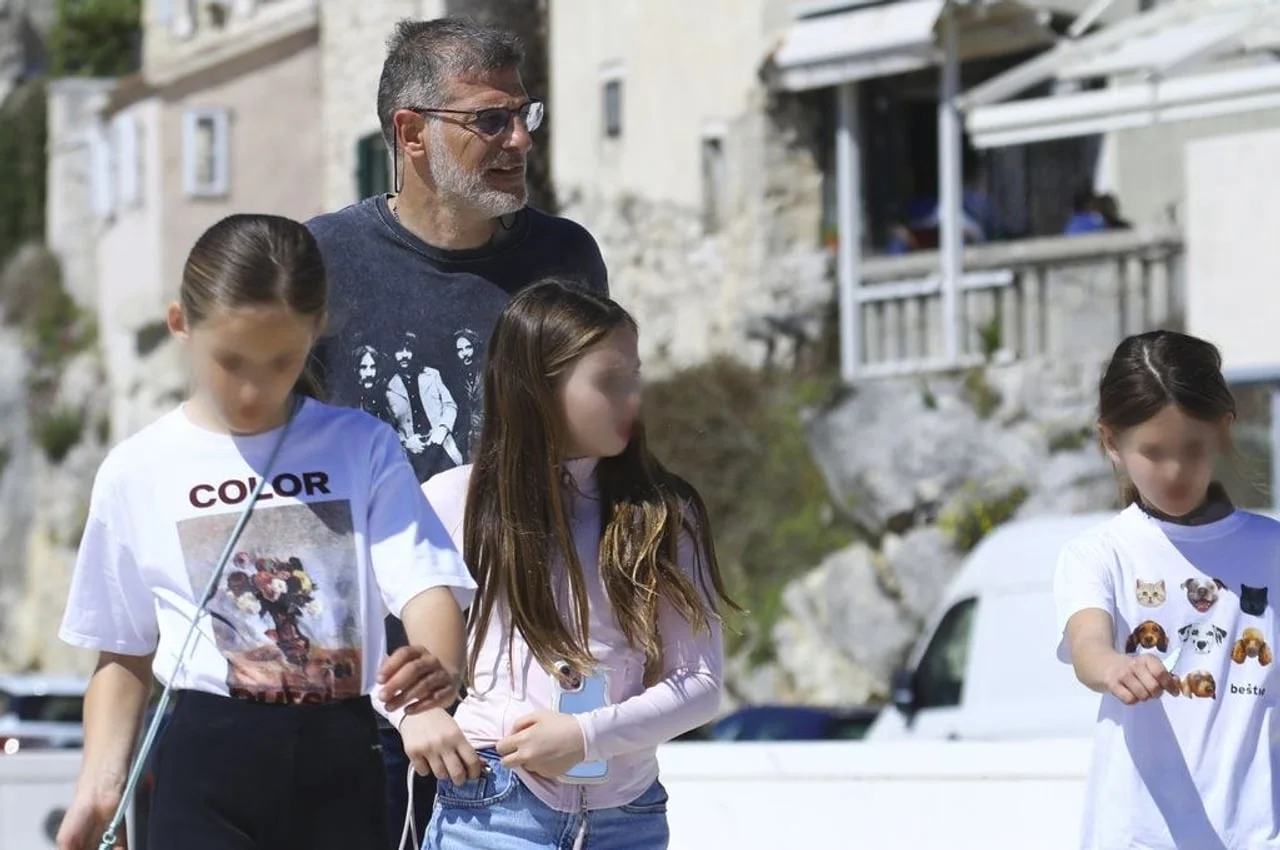 Slaven Bilić hoda u pratnji tri djevojčice ispred kamenih kuća u Splitu.