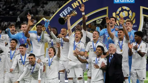 Luka Modrić podiže trofej okružen suigračima iz Real Madrida