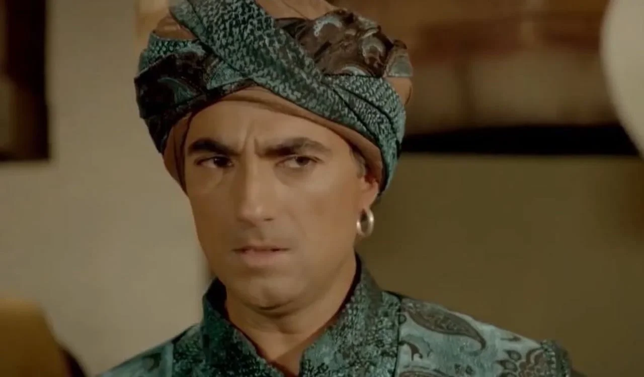 Portret Selima Bayraktara u kostimu s turskim turbanom i naušnicom