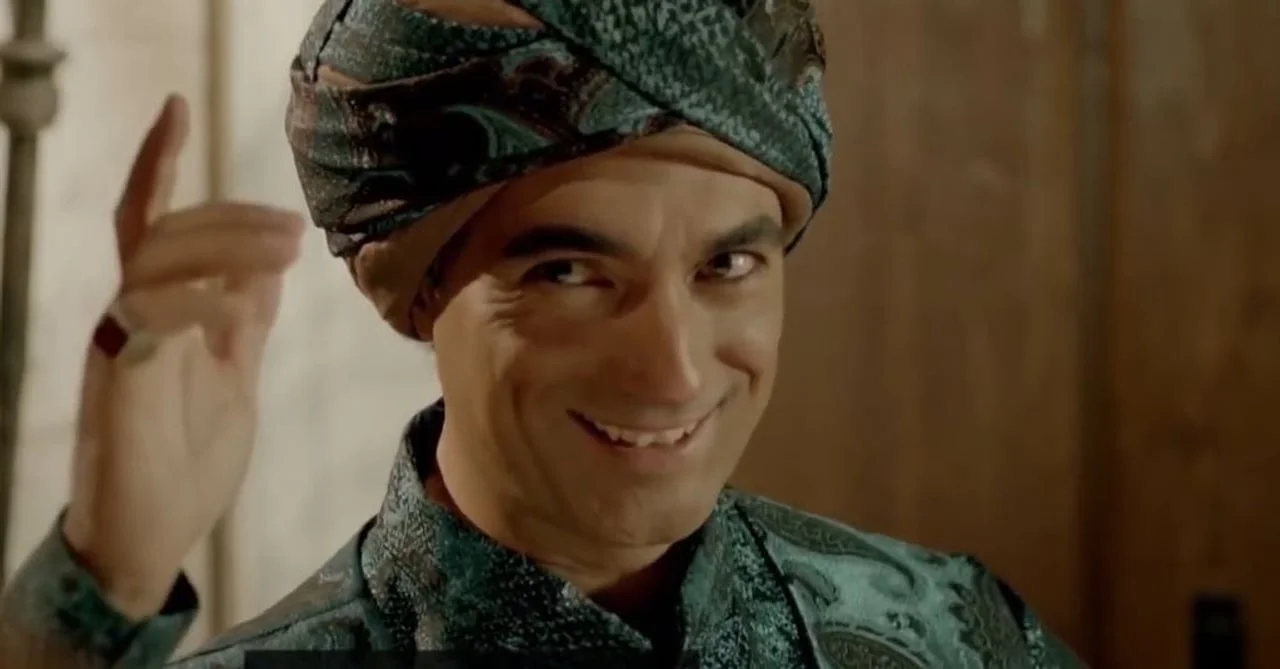 Zumbul-aga s lukavim osmjehom na licu tijekom scene iz serije