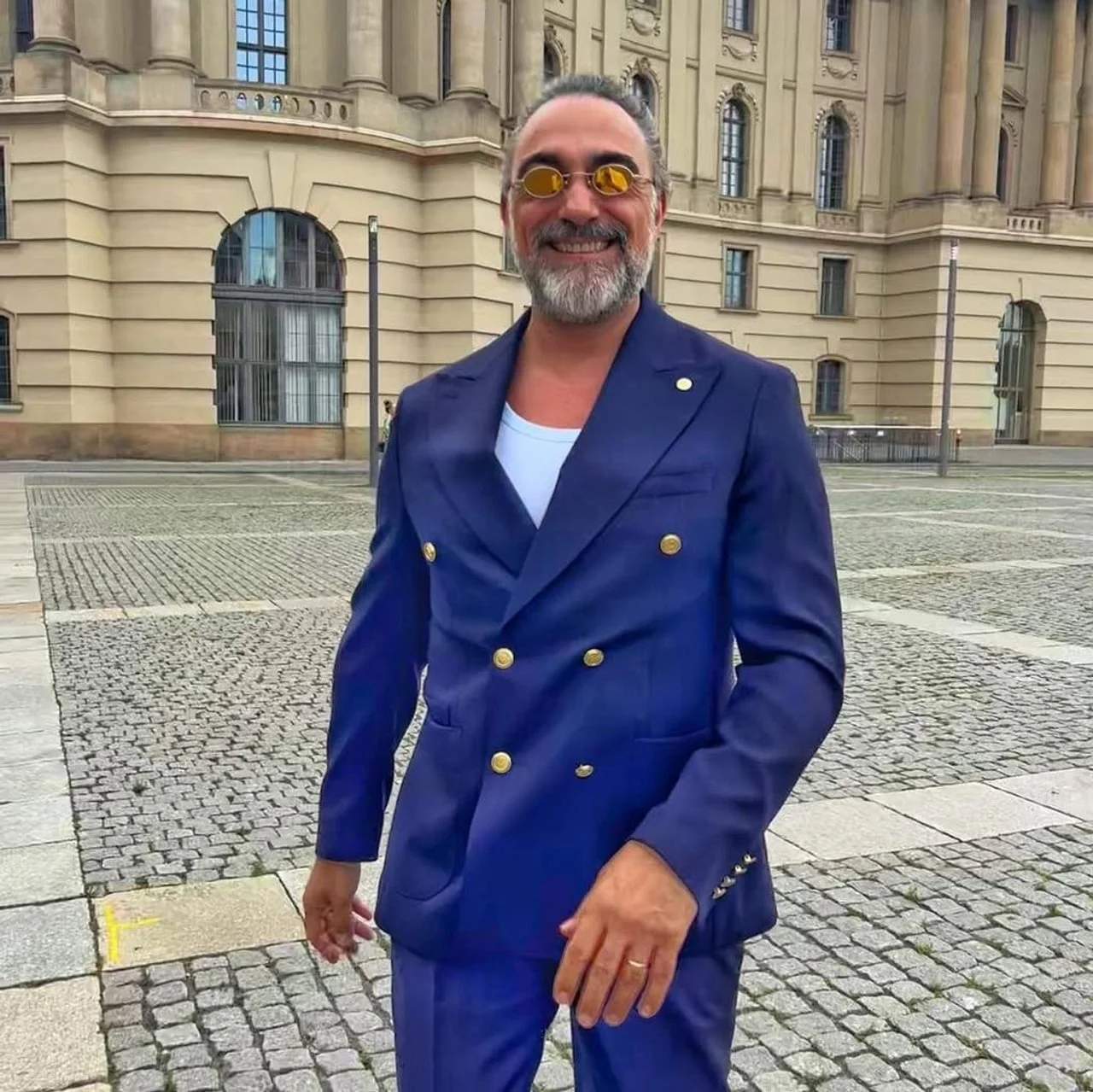 Nasmijani Selim Bayraktar u plavom odijelu i sa sunčanim naočalama