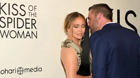 Jennifer Lopez i Ben Affleck poziraju na crvenom tepihu ispred natpisa filma