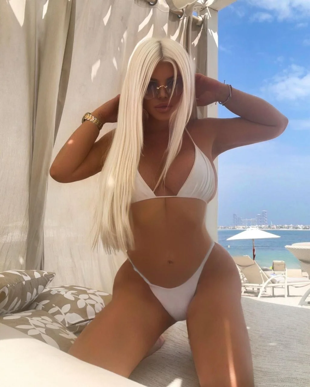 Dara Bubamara pozira u bijelom bikiniju na plaži u Dubaiju.