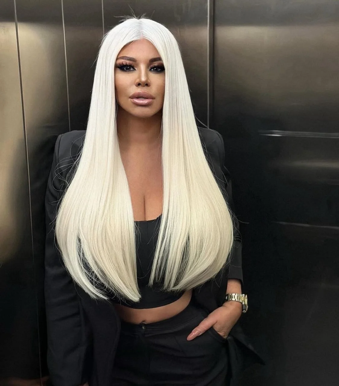 Portret Dare Bubamare s dugom plavom kosom u crnom odijelu.