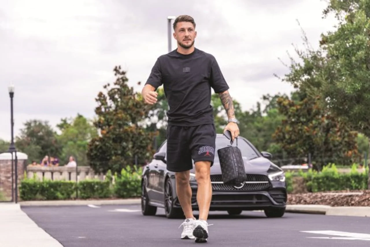 Marco Pašalić hoda parkiralištem u sportskoj odjeći