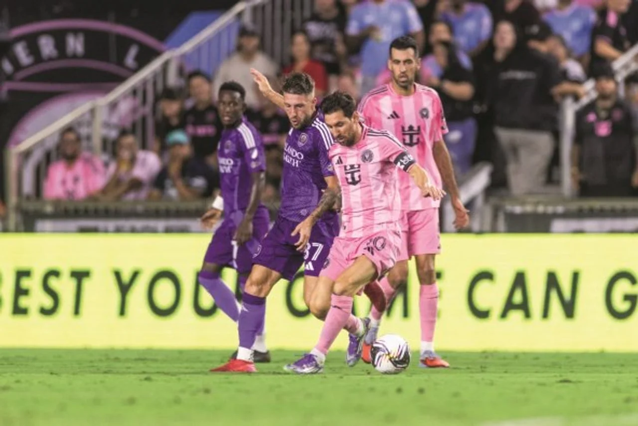 Nogometna utakmica između ekipa u ljubičastim i ružičastim dresovima