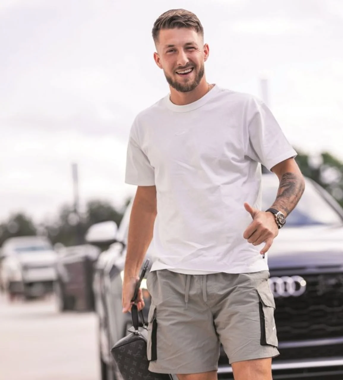 Marco Pašalić u bijeloj majici s podignutim palcem