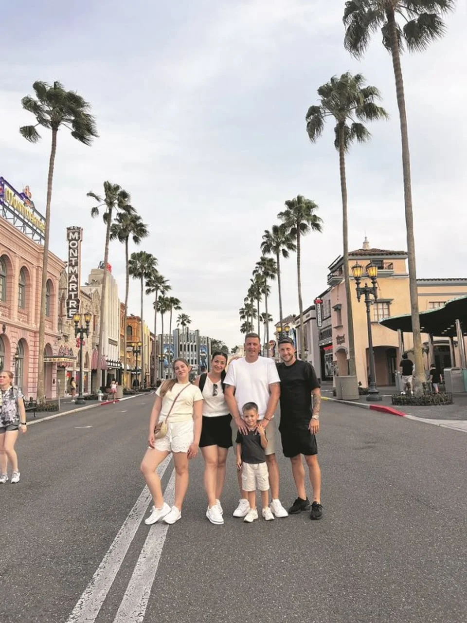 Marco Pašalić s obitelji na ulici s palmama