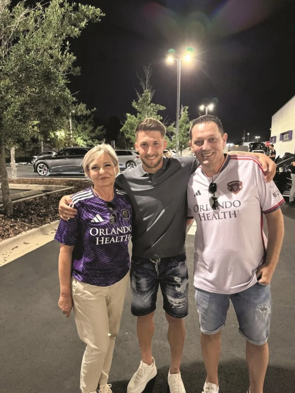 Marco Pašalić pozira s roditeljima u sportskim dresovima