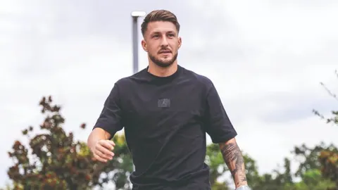 Portret Marca Pašalića u crnoj majici na otvorenom