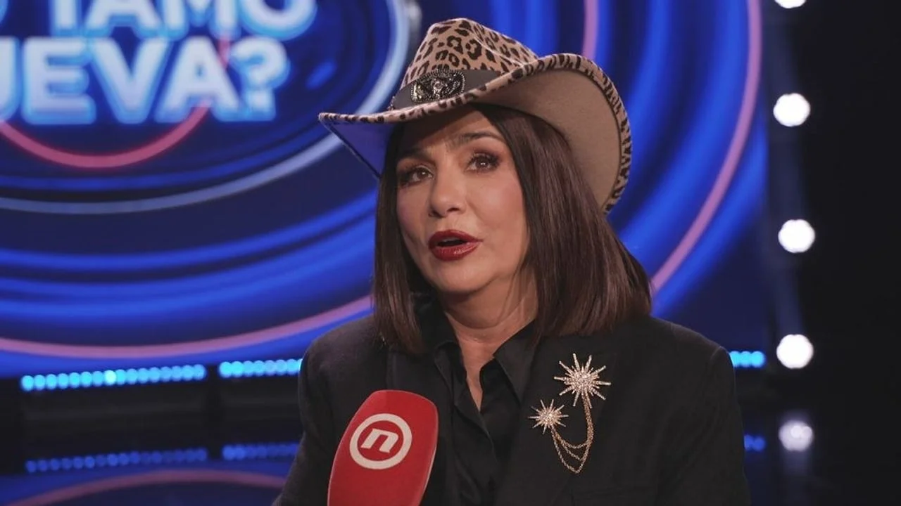 Portret Alke Vuice s kaubojskim šeširom ispred televizijskog ekrana