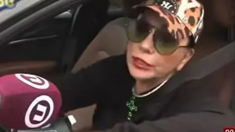 Alka Vuica u automobilu s kapom i sunčanim naočalama govori u mikrofon