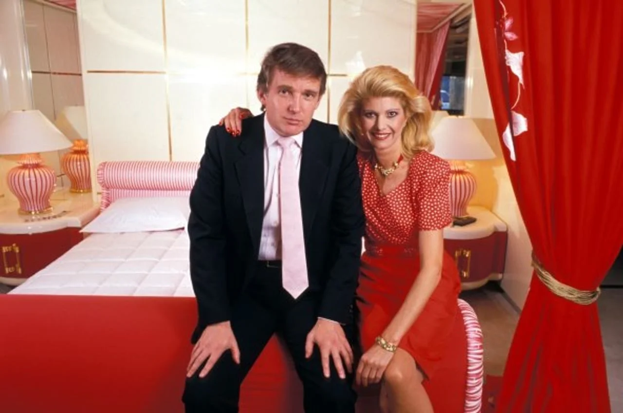 Donald i Ivana Trump sjede na rubu kreveta u luksuzno uređenoj sobi
