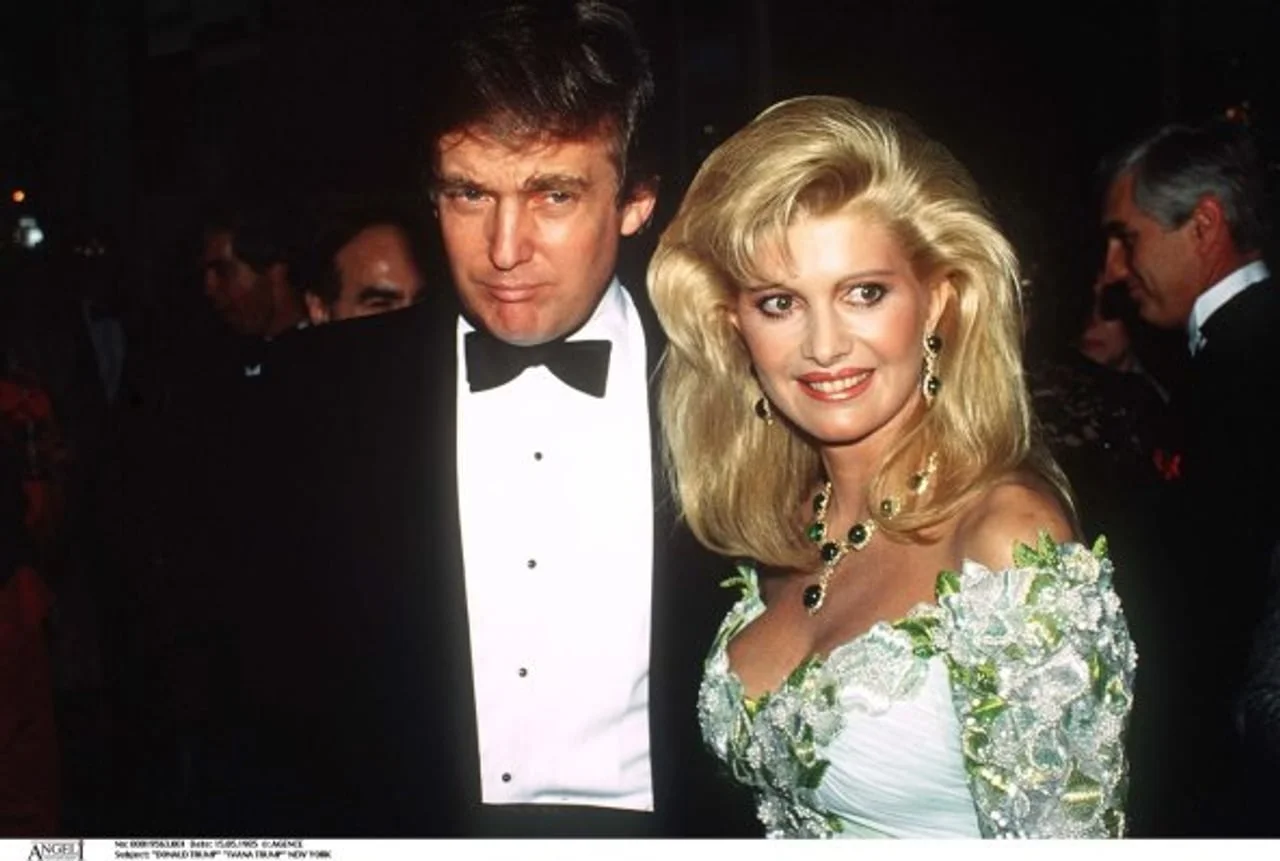 Ivana Trump s bisernom ogrlicom i Donald Trump u smokingu