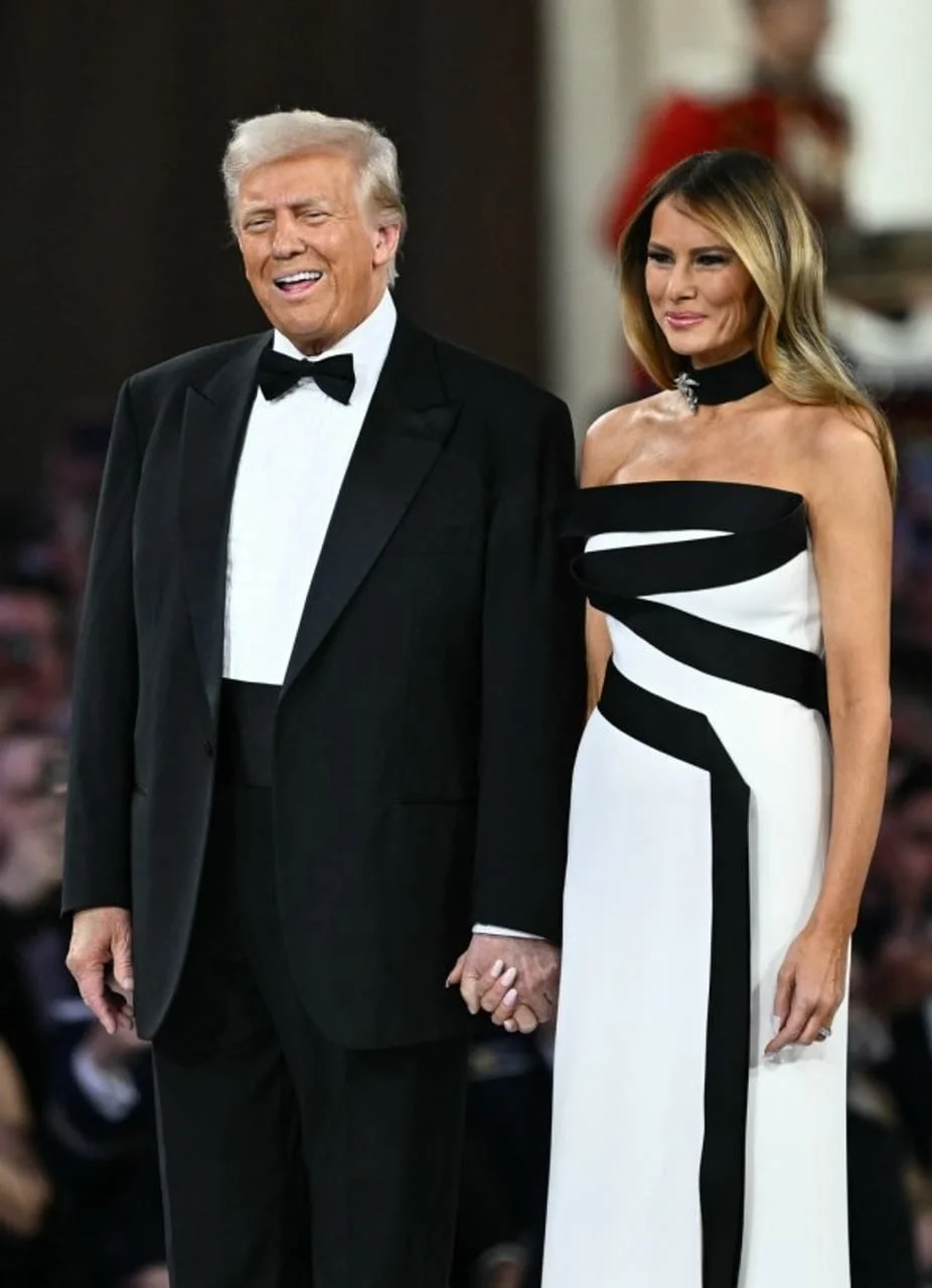Donald i Melania Trump u svečanim haljinama drže se za ruke