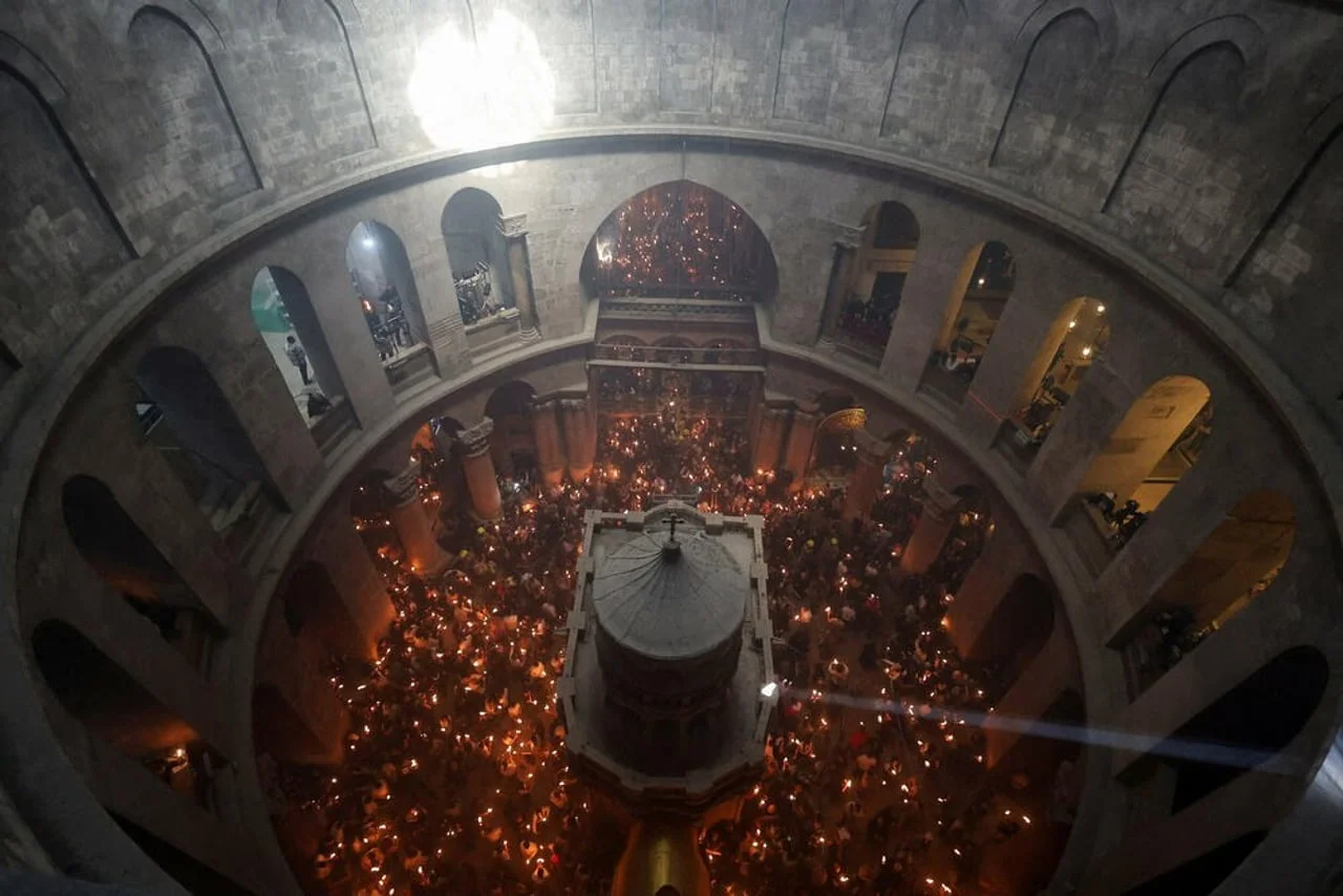 Pogled odozgo na unutrašnjost rotonde ispunjene ljudima sa svjetiljkama