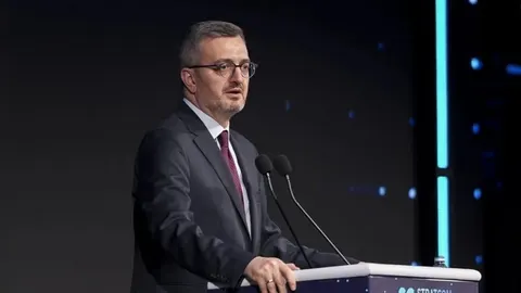 Fahrettin Altun govori za govornicom s mikrofonima tijekom konferencije.