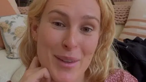 Rumer Willis gleda direktno u kameru s blagim smiješkom.