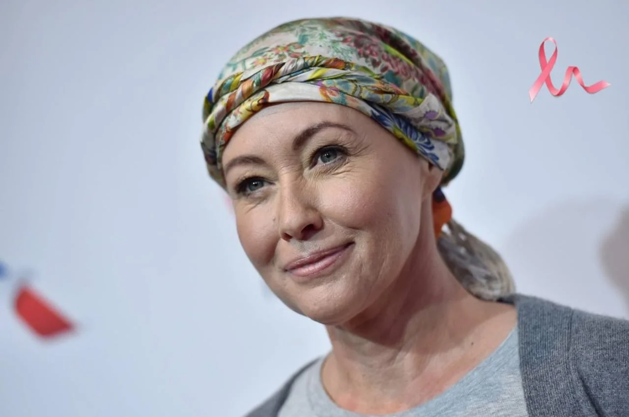 Shannen Doherty s maramom na glavi smiješi se na crvenom tepihu