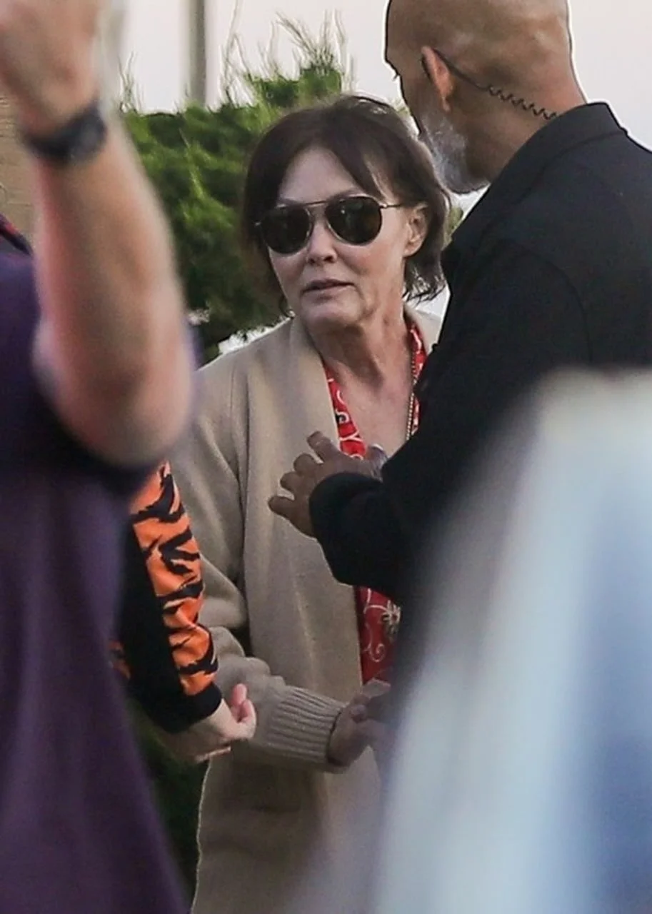 Shannen Doherty sa sunčanim naočalama u pratnji osiguranja