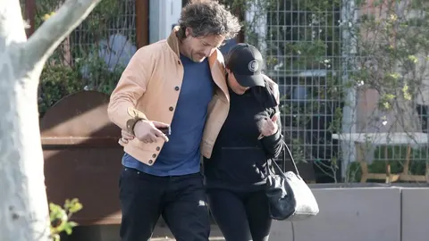 Shannen Doherty i Kurt Iswarienko hodaju zagrljeni na ulici